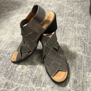 Almost New Comfortiva with Pillowtop Sandals Platnum Color Size 8.5